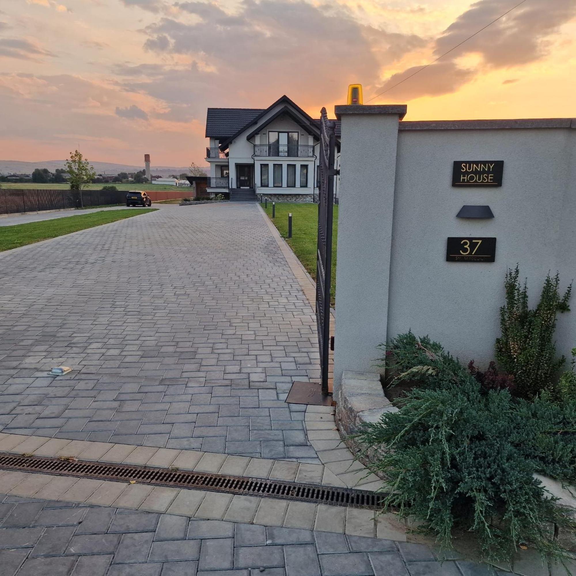 Sunny House Villa Сучеава Екстериор снимка